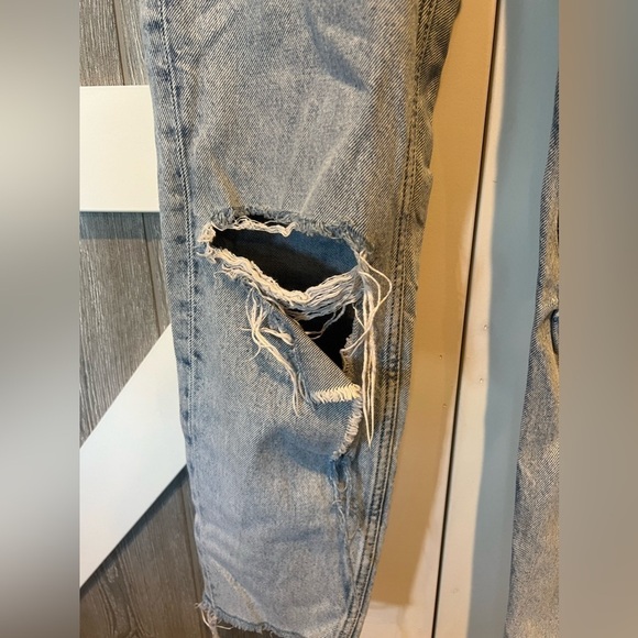 B7.9 H&M Boyfriend Low Ripped Distressed Light Wash Jeans • Inseam 27 - Picture 4 of 9